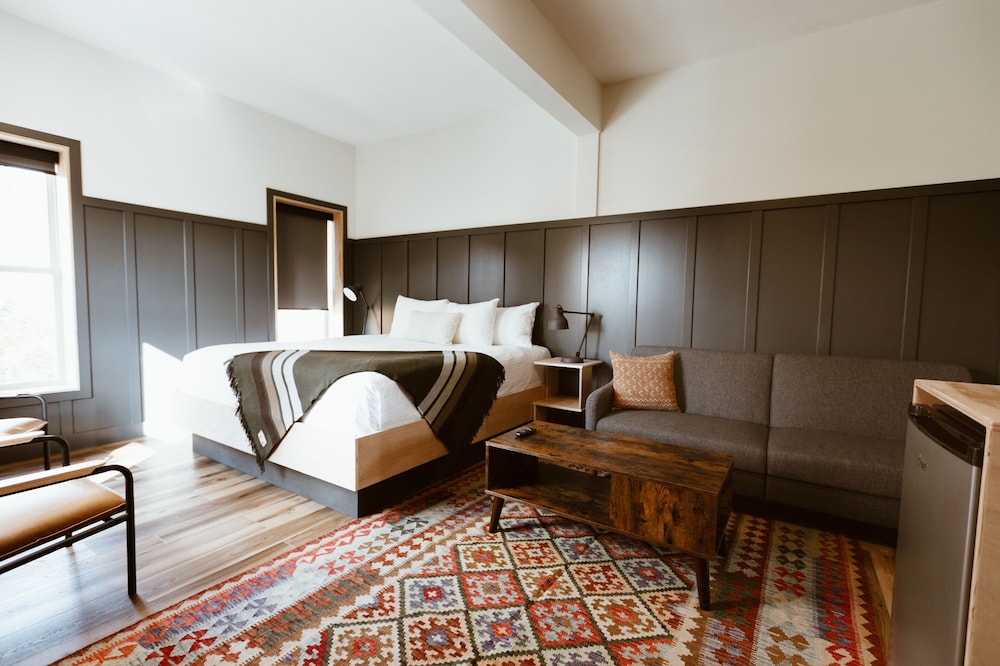 Deluxe Room, 1 King Bed with Sofa bed photo 3