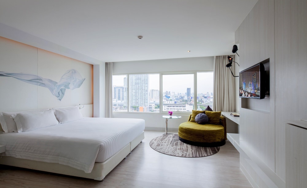 Deluxe Room, 1 King Bed, City View photo 1