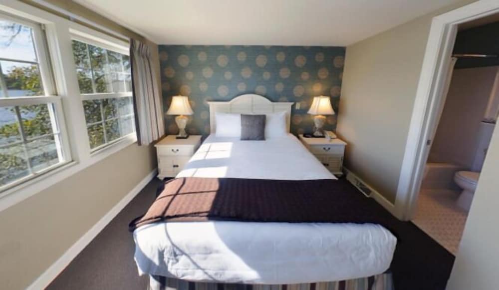 Mission Point 2 Bedroom Cottage w/ 1 Queen and 2 Twin Beds photo 1