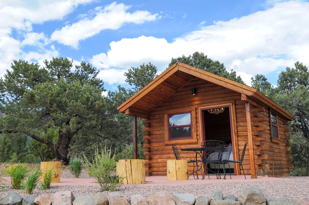Comfort Cabin, 1 Queen Bed, Shared Bathroom, Mountain View photo 1