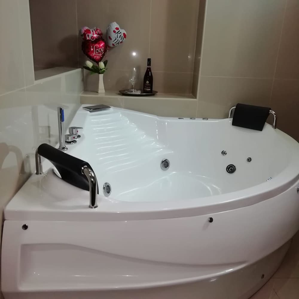 Executive Studio Suite, Hot Tub photo 3