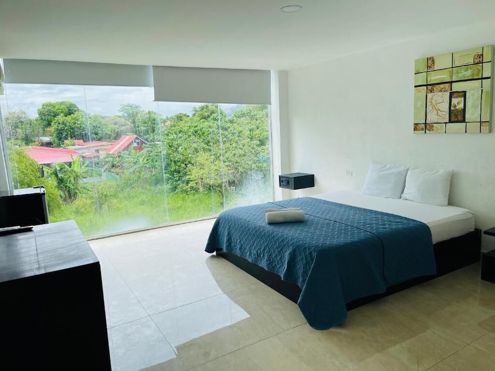 Basic Double Room, 1 Queen Bed, Non Smoking, Courtyard View photo 3