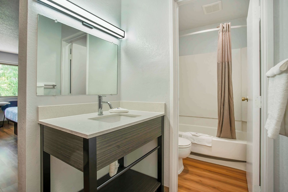 Standard Room, Multiple Beds, Non Smoking - Photo 6
