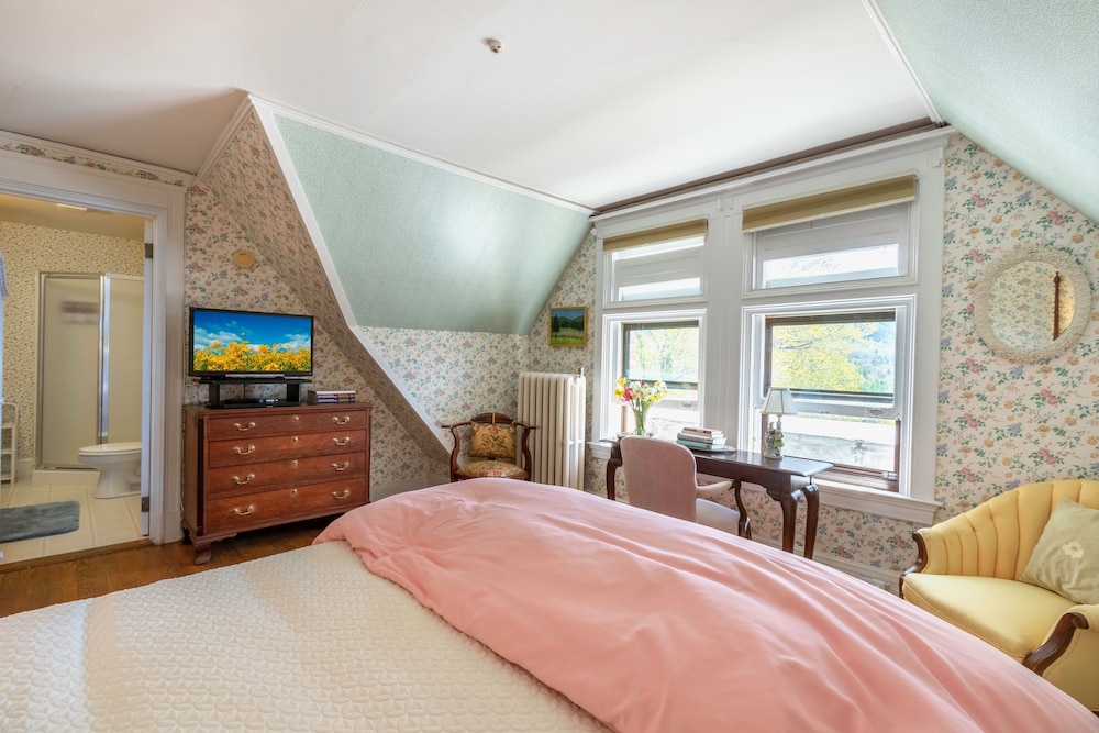Classic Room, 1 Queen Bed, Mountain View photo 2