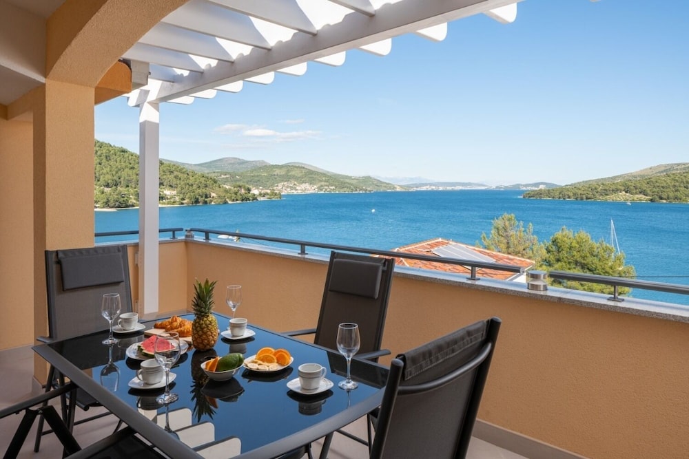 Apartment (Lux 2 - heated pool - A3(4+2))