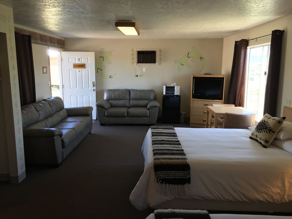 2 Queen Beds with Sofabed, Sleeps 6