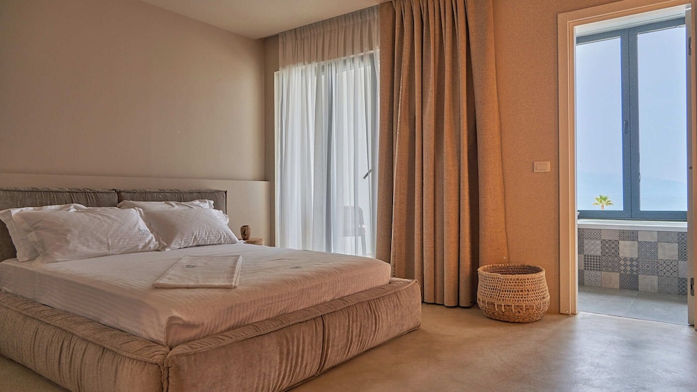 Basic Room, Bathtub, Sea View
