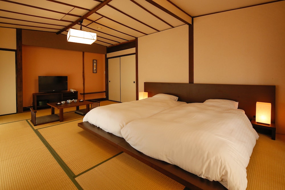 Japanese Style Twin Room with Private Toilet and Shared Bath (12 Tatami-mats) photo 1