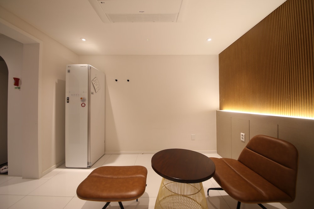 Business Studio Suite, 1 Queen Bed, Non Smoking, City View photo 2