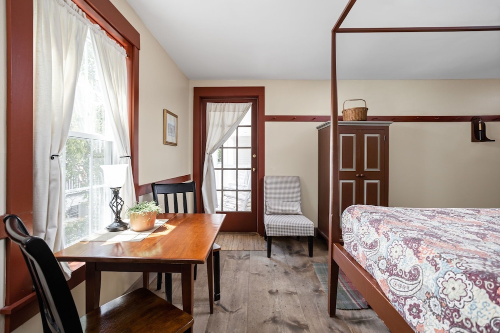 Deluxe Room, 1 Queen Bed, Balcony photo 1