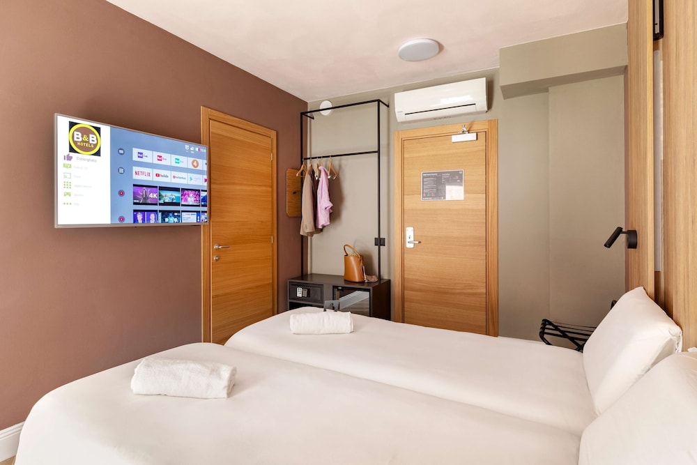 Superior Twin Room, Non Smoking - Photo 12