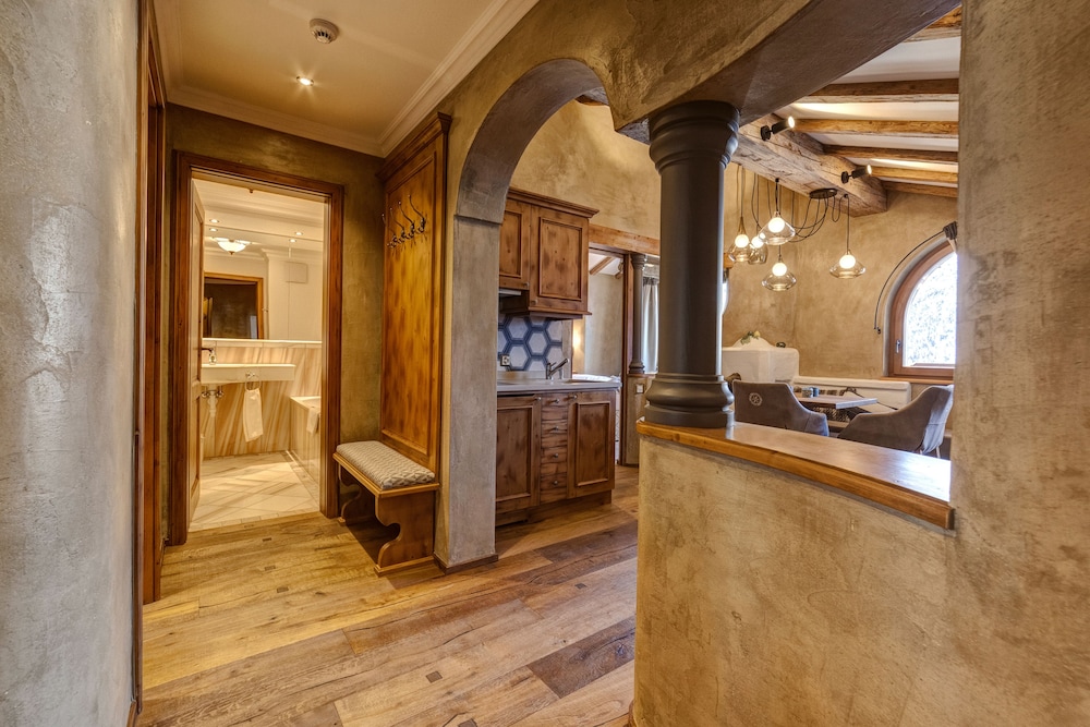 Senior Suite - Photo 2