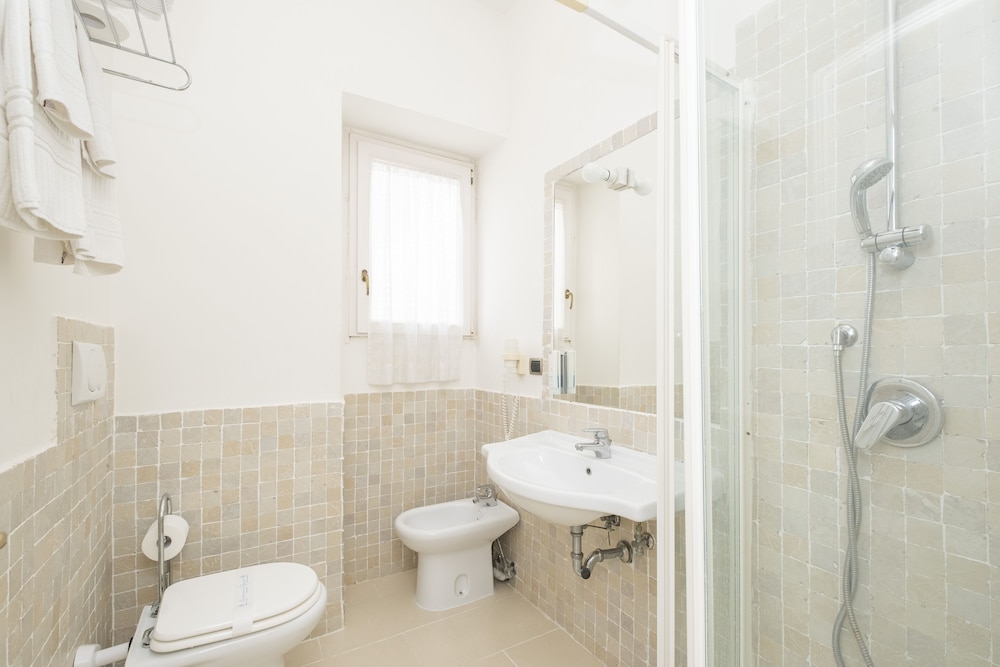 Standard Double or Twin Room - Photo 5