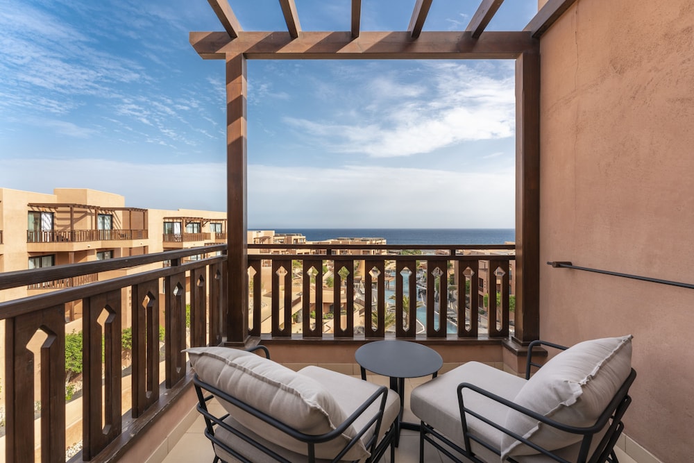Deluxe Room, Sea View (2 adults + 1 child) thumbnail 6