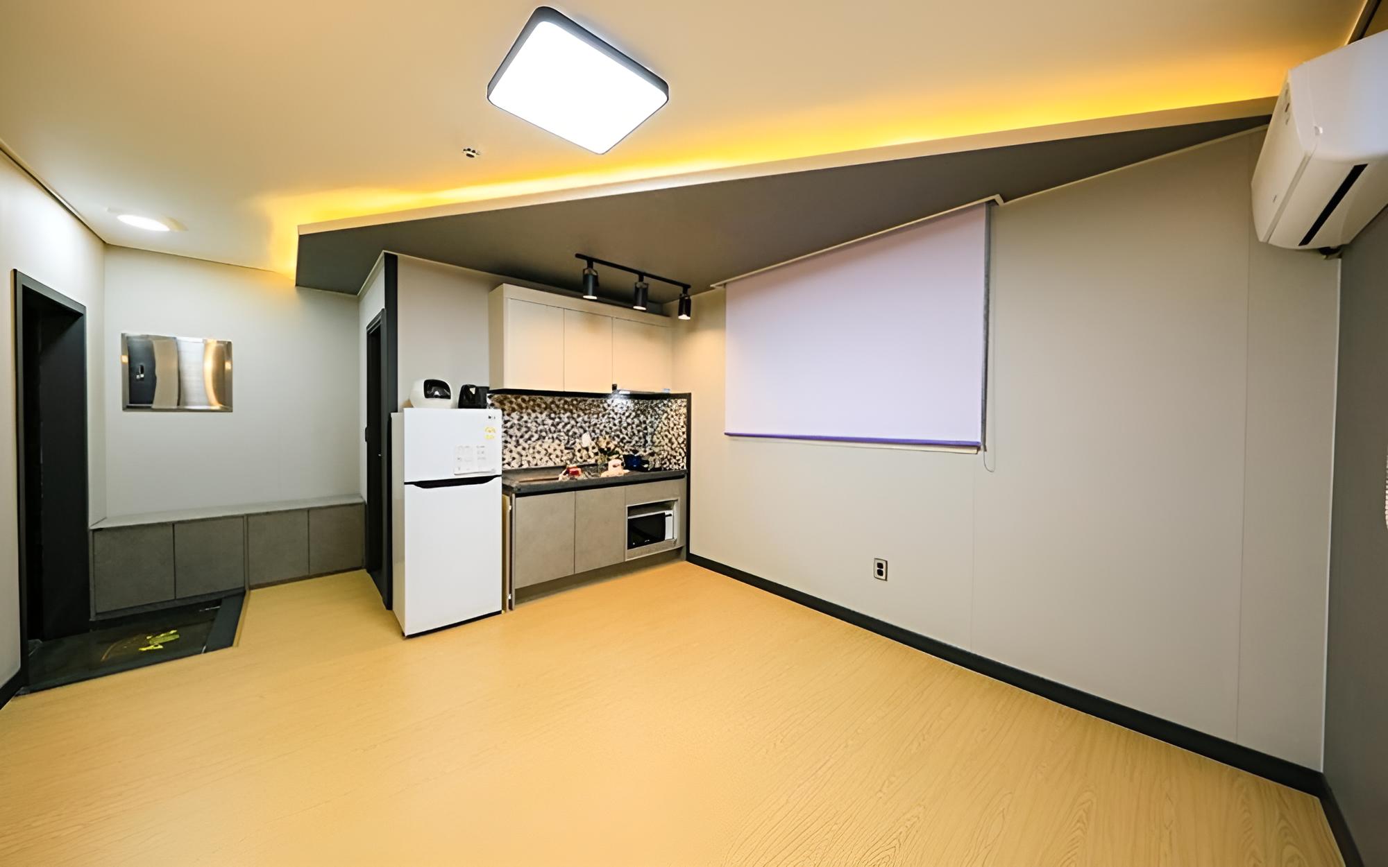 Room (Room 304) - Photo 5