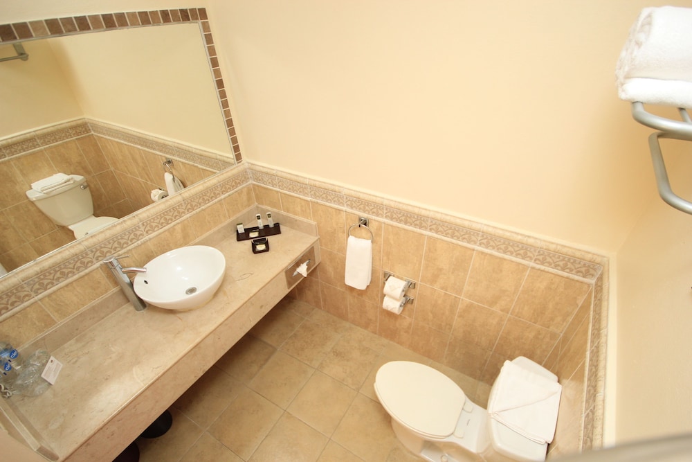 Suite - Photo 15