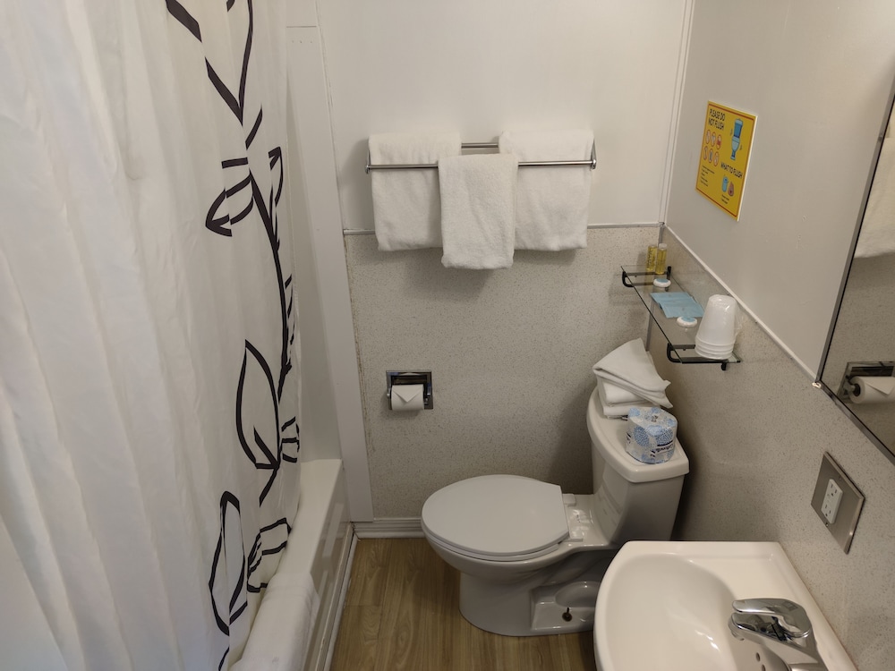 Basic Room, 1 Queen Bed photo 3