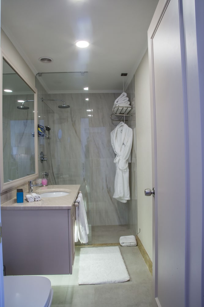 Deluxe King room photo 2