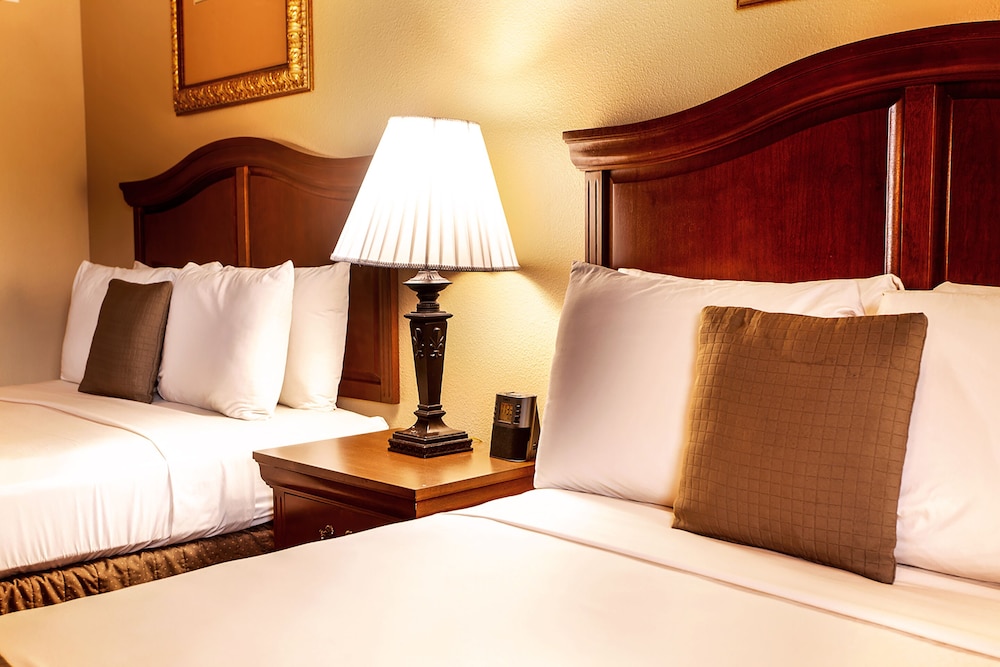 Room, 2 Queen Beds, Jetted Tub - Photo 4