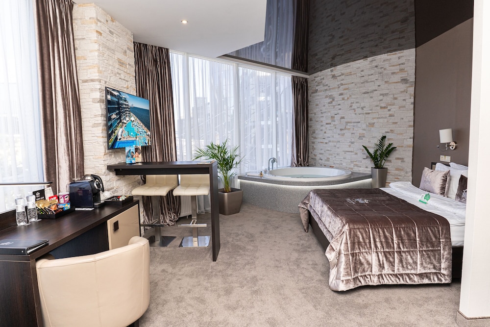 Luxury Suite with City View