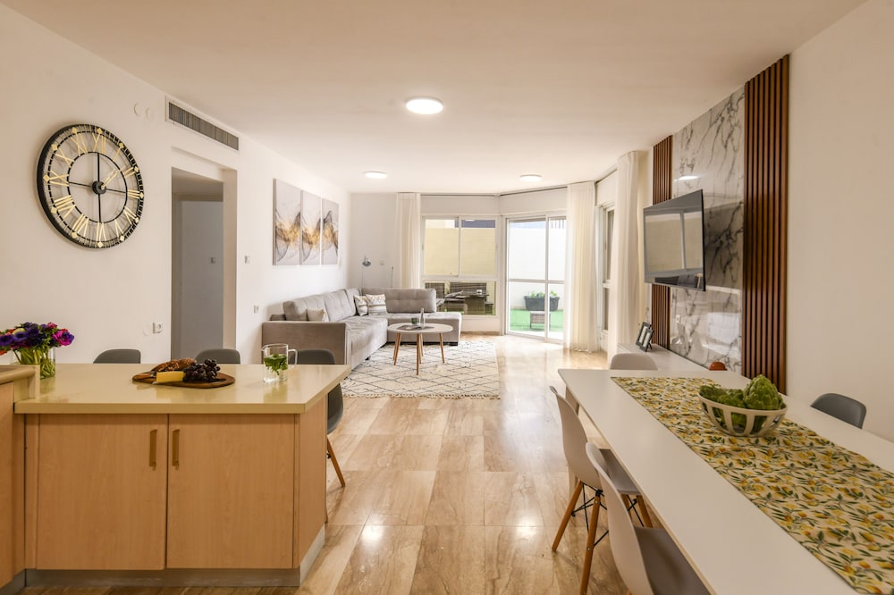 Apartment photo 2