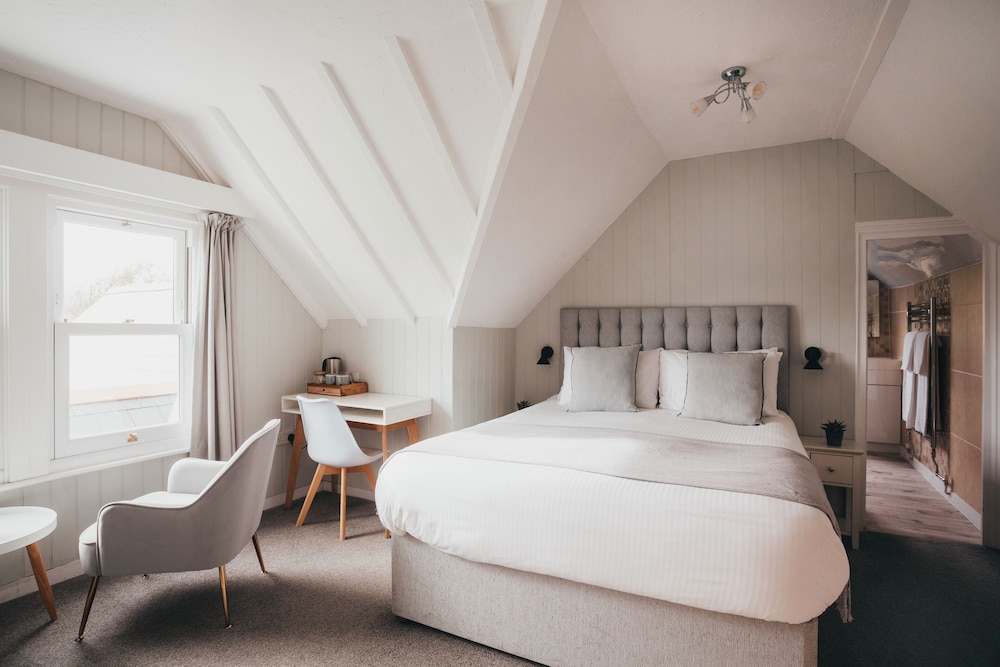 Superior Double Room, Ensuite, Partial Sea View (2nd Floor)