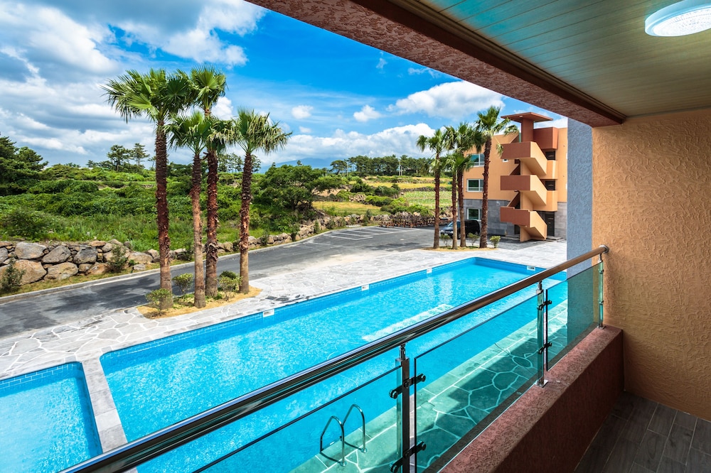 Poolside Suite Room photo 3