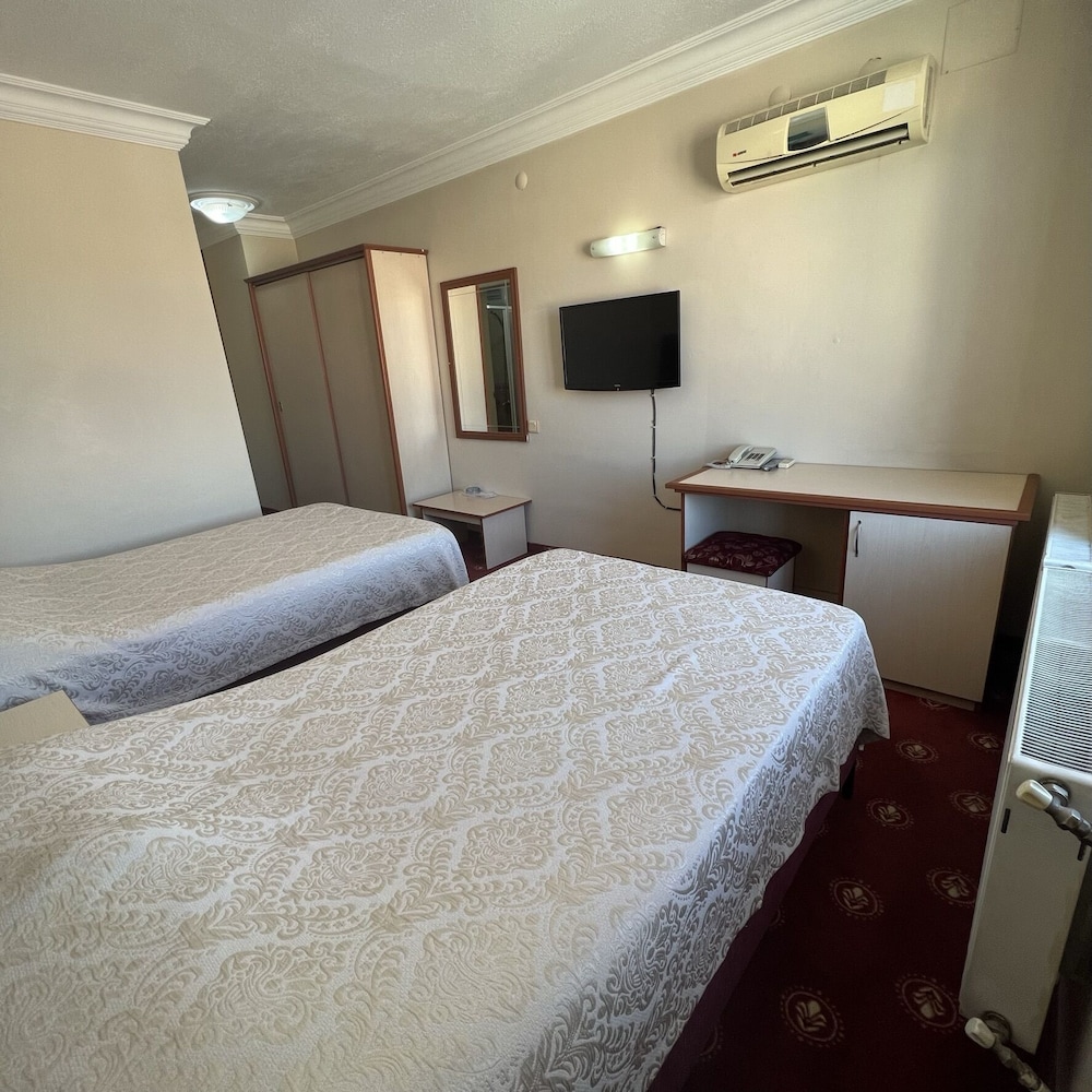 Standard Room, Multiple Beds, Smoking, City View photo 2
