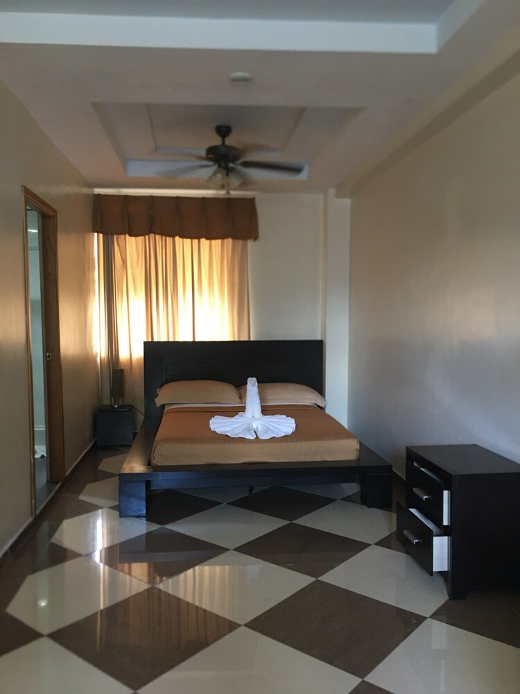 Standard Room, 1 Queen Bed photo 3