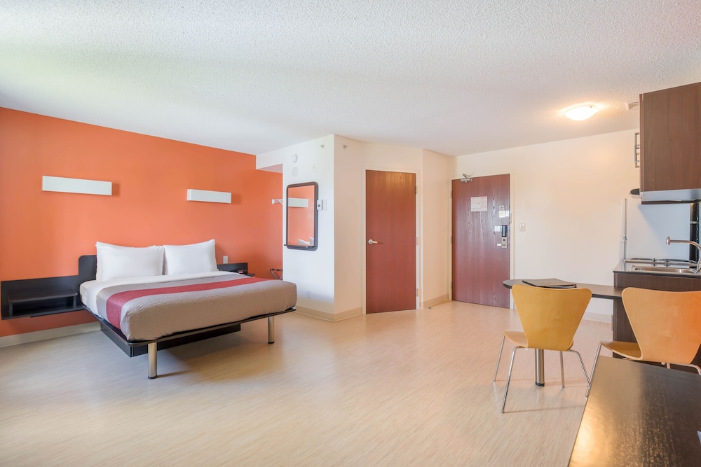 Deluxe Room, 1 Queen Bed, Non Smoking, Kitchenette - Photo 4