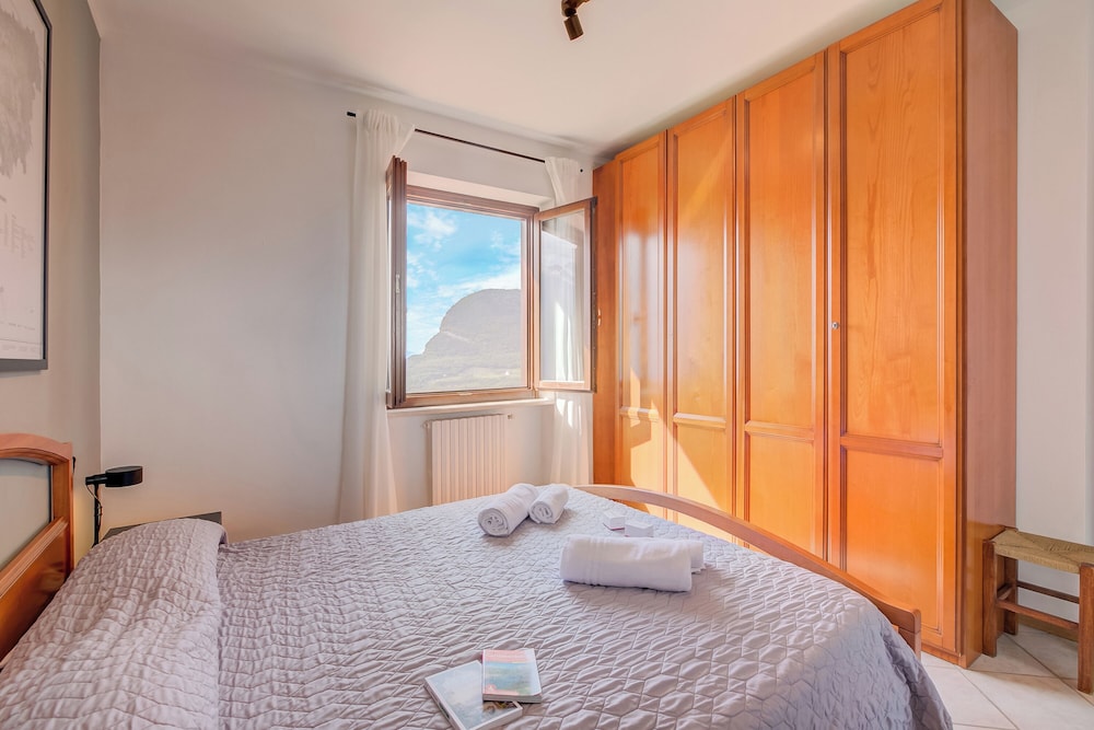 Family Apartment, Multiple Bedrooms, Mountainside (Balcone sul Lago)