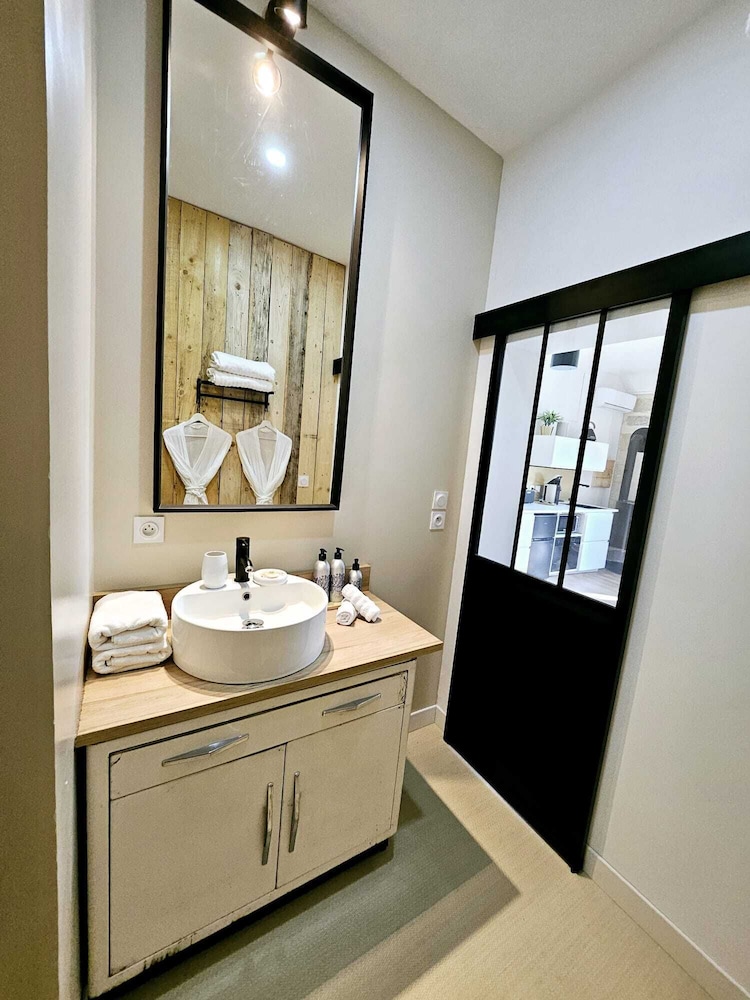 City Apartment, Private Bathroom, Pool View (Suite Curieuse) - Photo 13