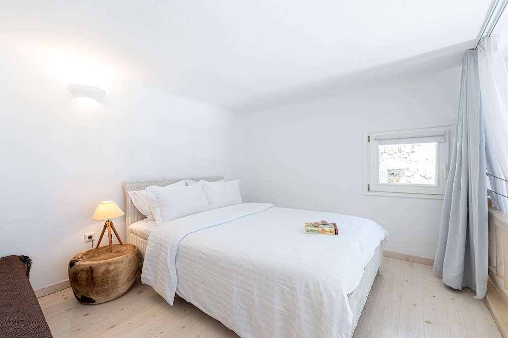 Luxury Villa, 4 Bedrooms, Pool Access, Sea View (Villa Thelgo 1)