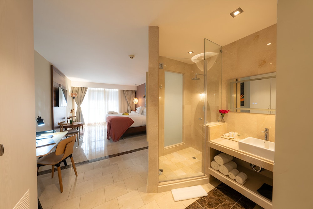 1 King Bed, Cabin Room, Poolside Room - Photo 5