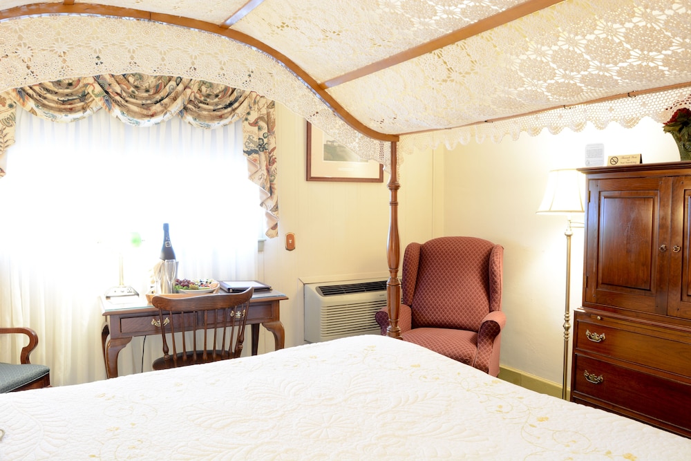 Deluxe Room, 1 Queen Canopy Bed - Photo 3