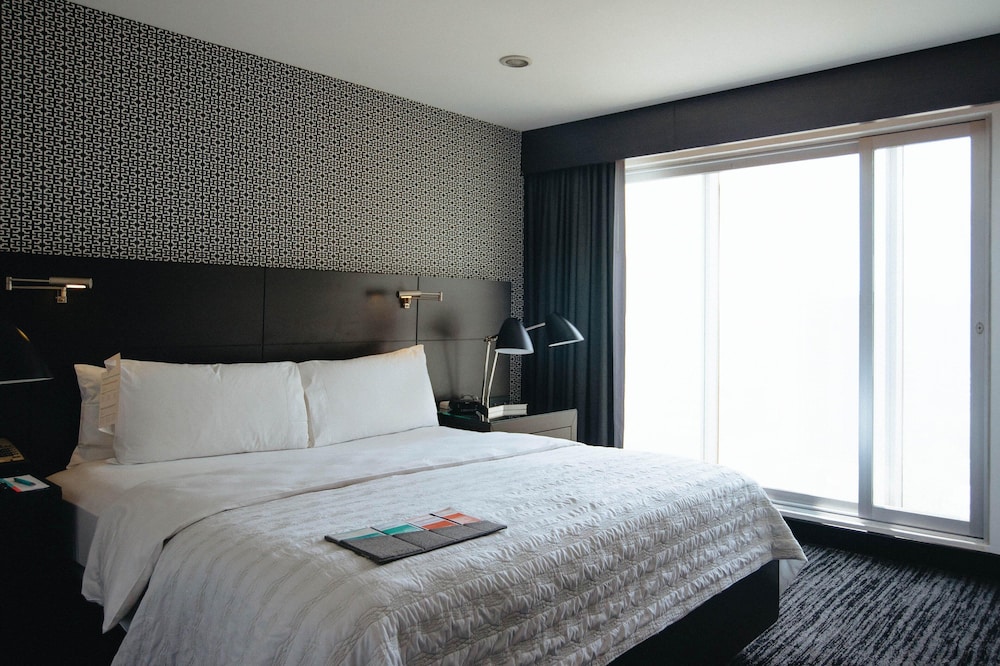 Premium Suite, 1 King Bed with Sofa bed, City View photo 2