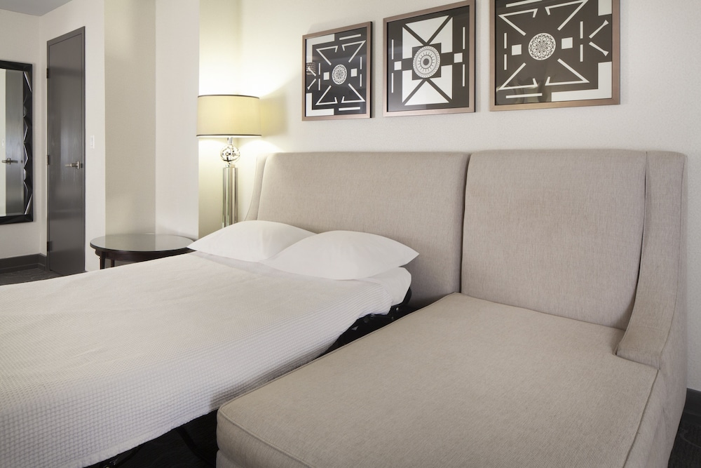 Junior Suite, 1 King Bed (Roll-In Shower) - Photo 3