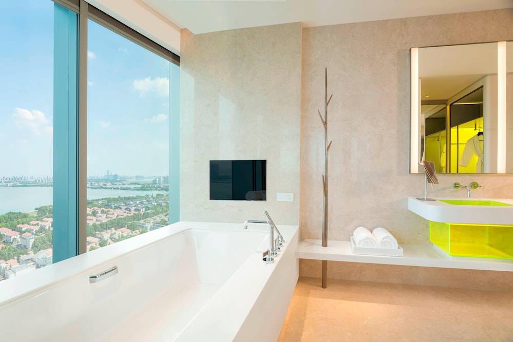 Cool Corner Suite, 1 Bedroom, Lake View photo 3