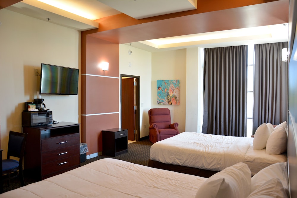 Suite, 1 Bedroom, Non Smoking (3 Queen Beds) - Photo 2