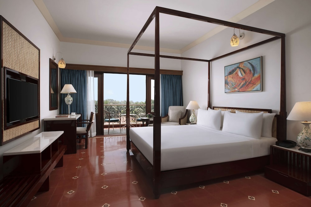 Luxury Suite with Living Room and Balcony ( Partial Garden View ) photo 2
