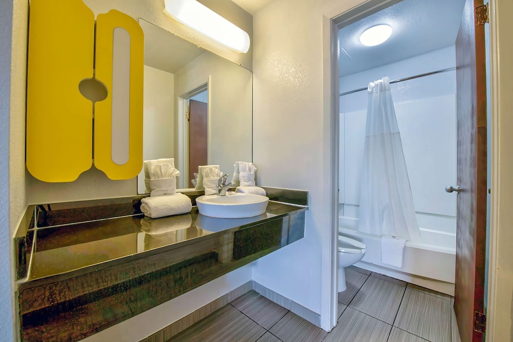 Standard Suite, 1 King Bed, Non Smoking - Photo 3