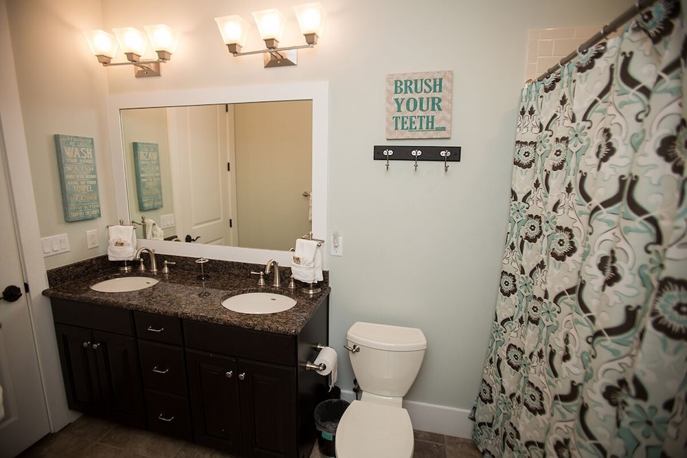 Room (Tickle Me Pink) photo 1