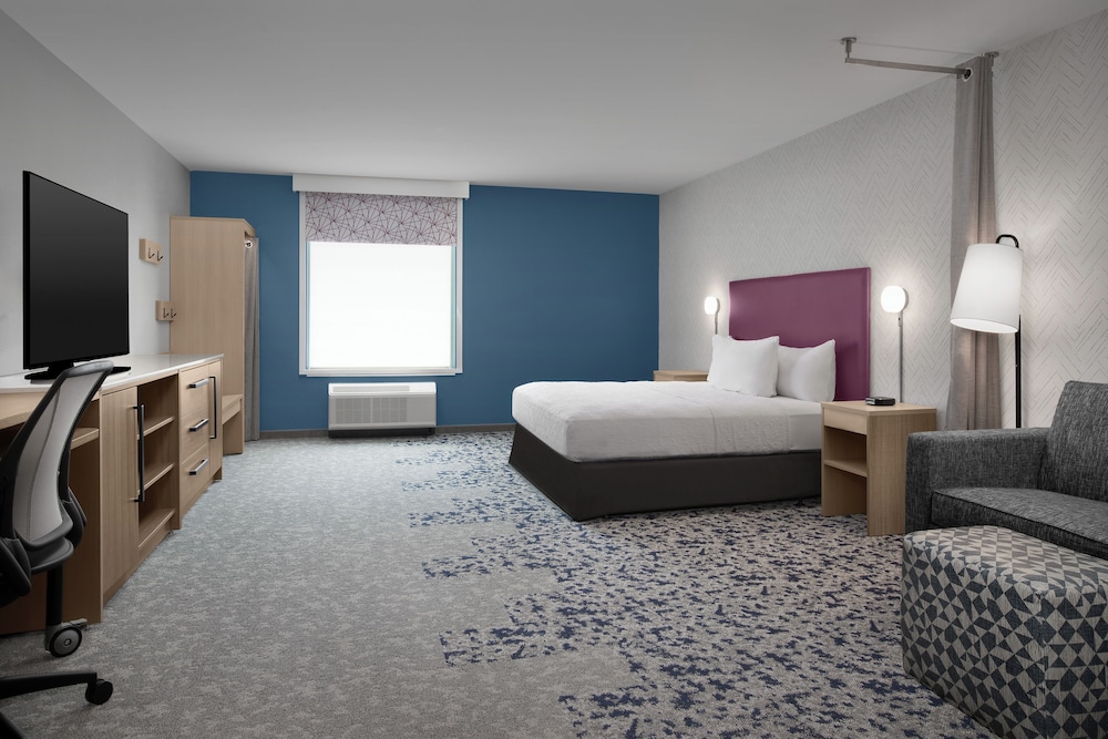 Suite, 1 King Bed, Accessible (Roll-In Shower)