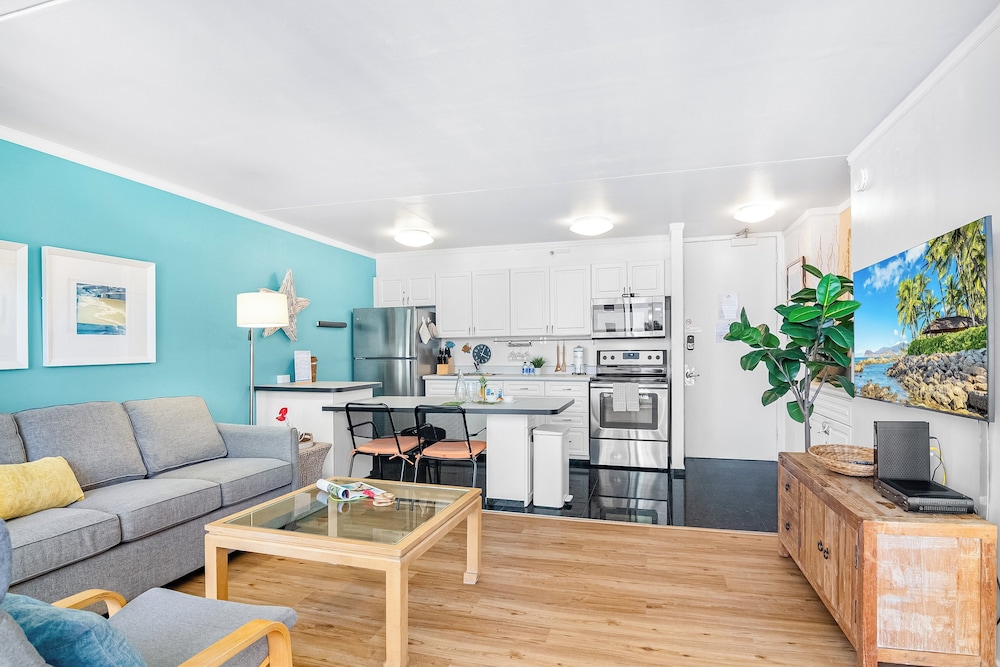 Premium Remodeled Condo with Ocean View and Parking: Premium Apartment, 1 King Bed with Sofa bed, Kitchen, Ocean View (0168) photo