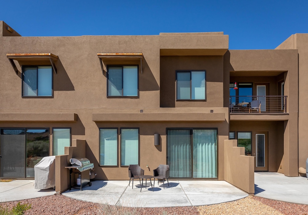 Townhome, Multiple Beds (Retreat At The Ledges) photo 3