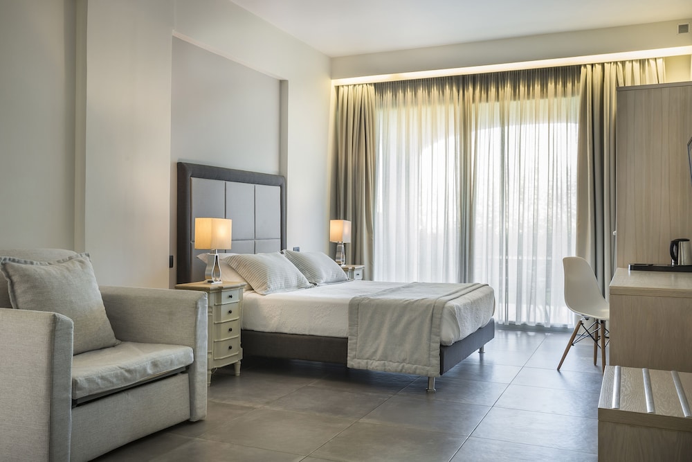 Luxury Suite, 1 Bedroom, Terrace, Partial Sea View photo 3