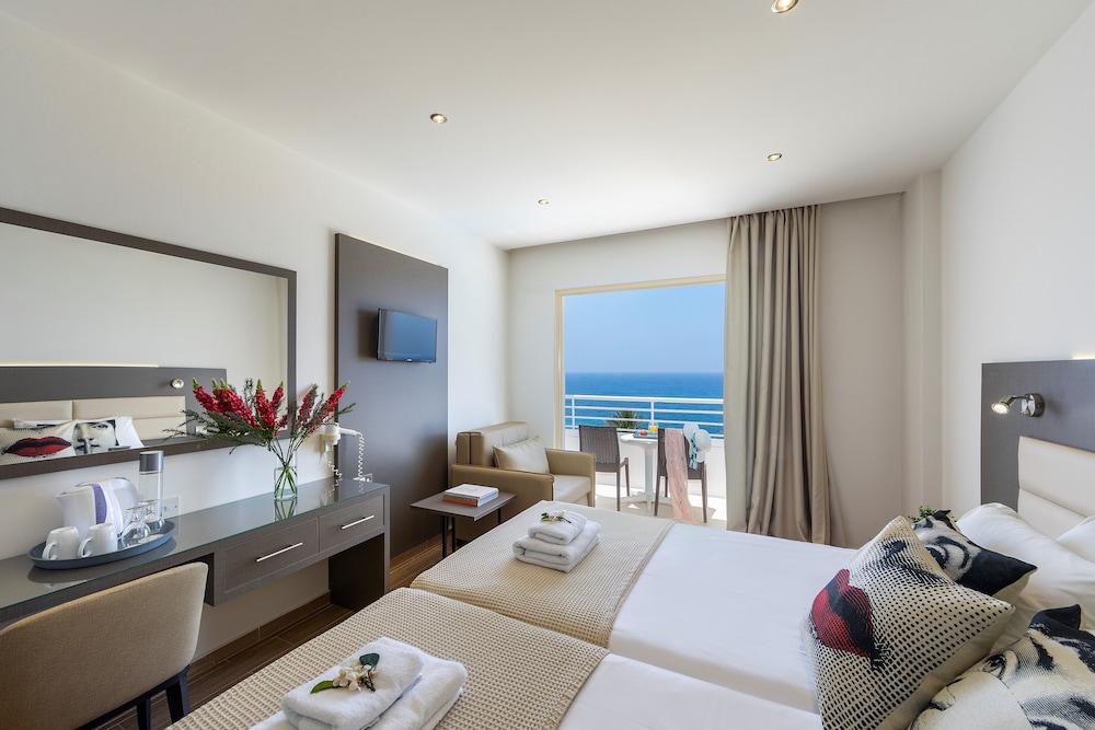 Double or Twin Room, 1 Double or 2 Twin Beds, Sea View - Photo 1
