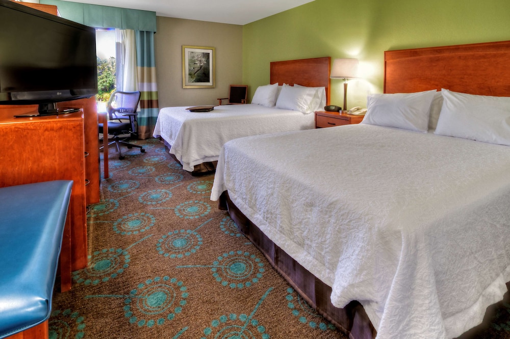 Two queen beds photo 2