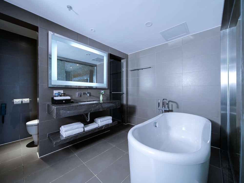 Premier Suite - Photo 11
