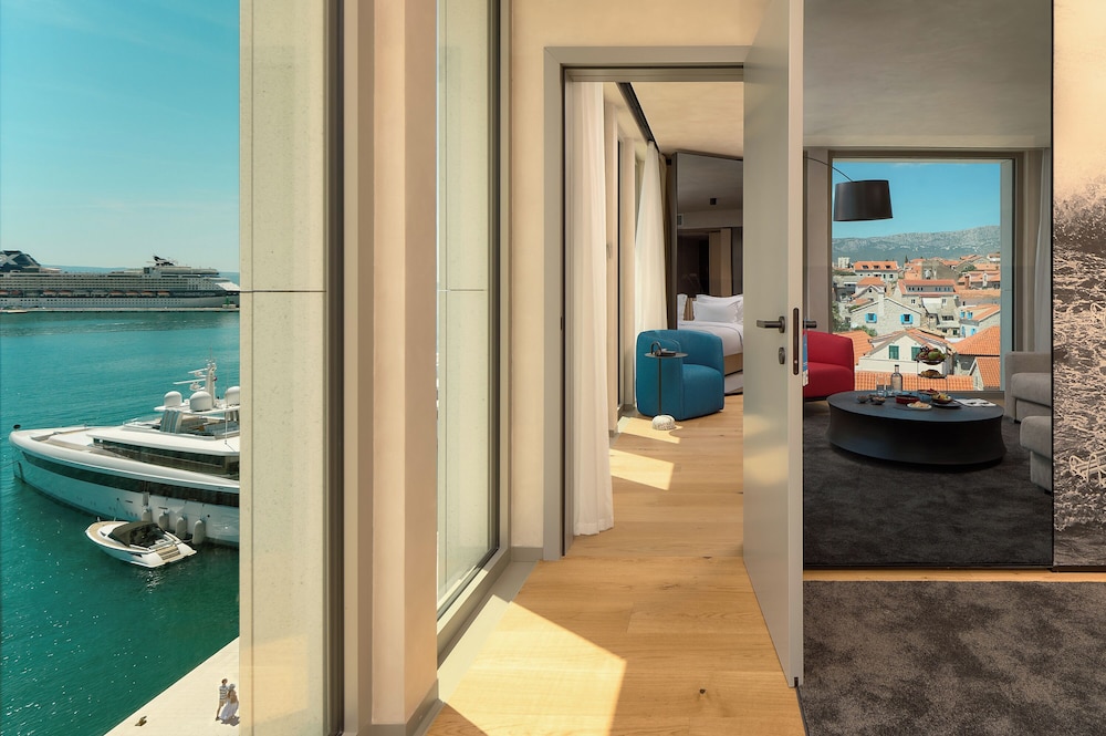 Diplomat Suite with Sea View photo 2